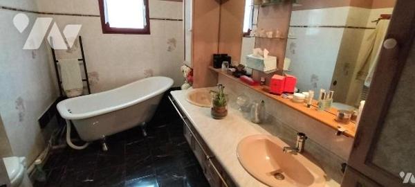 EXCLUSIVITE LMBS. A seulement 5 min de Melle! Coup de coeur pour ce plain pied familial atypiqu...