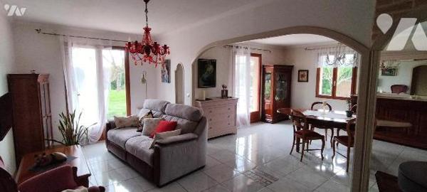 EXCLUSIVITE LMBS. A seulement 5 min de Melle! Coup de coeur pour ce plain pied familial atypiqu...