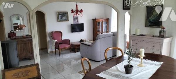 EXCLUSIVITE LMBS. A seulement 5 min de Melle! Coup de coeur pour ce plain pied familial atypiqu...