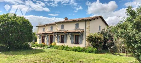 EXCLUSIVITE LMBS. A seulement 5 min de Melle! Coup de coeur pour ce plain pied familial atypiqu...