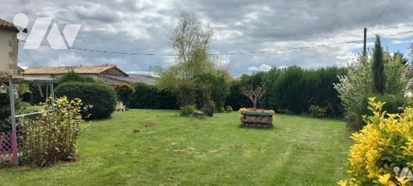 EXCLUSIVITE LMBS. A seulement 5 min de Melle! Coup de coeur pour ce plain pied familial atypiqu...