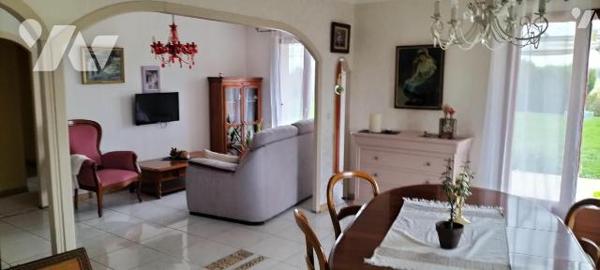 EXCLUSIVITE LMBS. A seulement 5 min de Melle! Coup de coeur pour ce plain pied familial atypiqu...