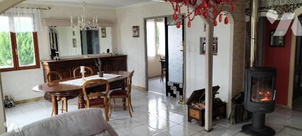 EXCLUSIVITE LMBS. A seulement 5 min de Melle! Coup de coeur pour ce plain pied familial atypiqu...