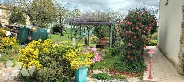 EXCLUSIVITE LMBS. A seulement 5 min de Melle! Coup de coeur pour ce plain pied familial atypiqu...