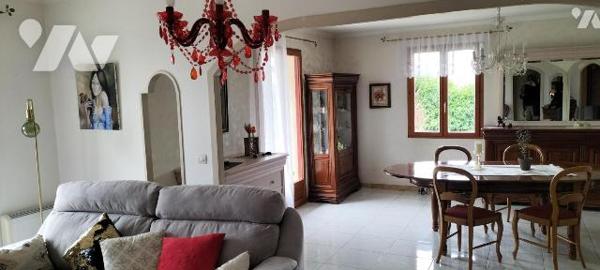 EXCLUSIVITE LMBS. A seulement 5 min de Melle! Coup de coeur pour ce plain pied familial atypiqu...