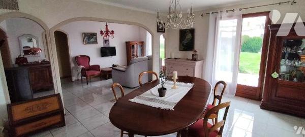 EXCLUSIVITE LMBS. A seulement 5 min de Melle! Coup de coeur pour ce plain pied familial atypiqu...