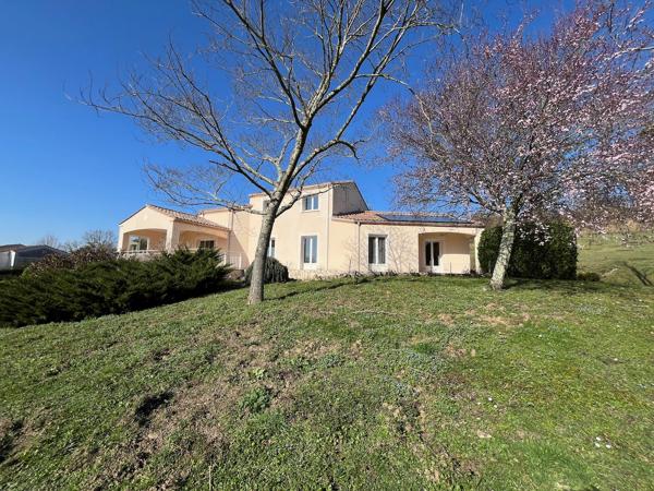 Sur les hauteurs de Villeneuve sur Lot dans un environnement calme et privilégié avec une vue panoramique. Je vous invite à découvrir cette belle maison familiale de 177 m² habitables, implantée sur un terrain de plus de 4 000 m², offrant espace, confort , Villeneuve sur lot