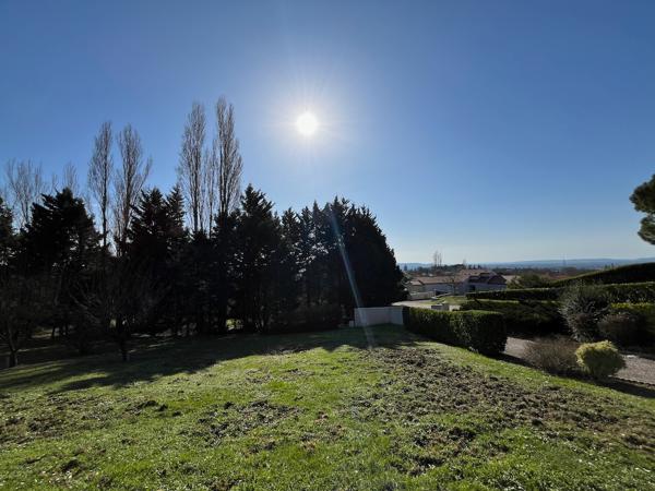Sur les hauteurs de Villeneuve sur Lot dans un environnement calme et privilégié avec une vue panoramique. Je vous invite à découvrir cette belle maison familiale de 177 m² habitables, implantée sur un terrain de plus de 4 000 m², offrant espace, confort , Villeneuve sur lot