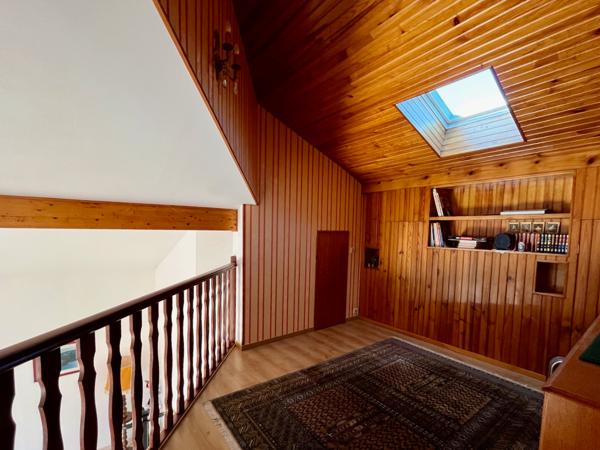Sur les hauteurs de Villeneuve sur Lot dans un environnement calme et privilégié avec une vue panoramique. Je vous invite à découvrir cette belle maison familiale de 177 m² habitables, implantée sur un terrain de plus de 4 000 m², offrant espace, confort , Villeneuve sur lot