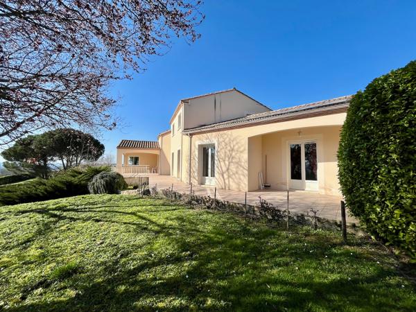 Sur les hauteurs de Villeneuve sur Lot dans un environnement calme et privilégié avec une vue panoramique. Je vous invite à découvrir cette belle maison familiale de 177 m² habitables, implantée sur un terrain de plus de 4 000 m², offrant espace, confort , Villeneuve sur lot