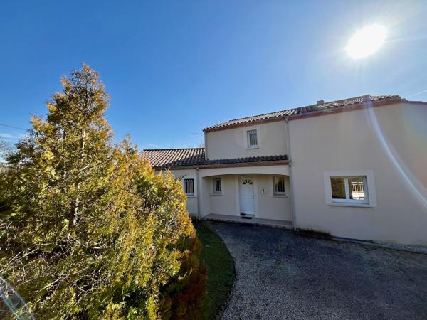 Sur les hauteurs de Villeneuve sur Lot dans un environnement calme et privilégié avec une vue panoramique. Je vous invite à découvrir cette belle maison familiale de 177 m² habitables, implantée sur un terrain de plus de 4 000 m², offrant espace, confort , Villeneuve sur lot