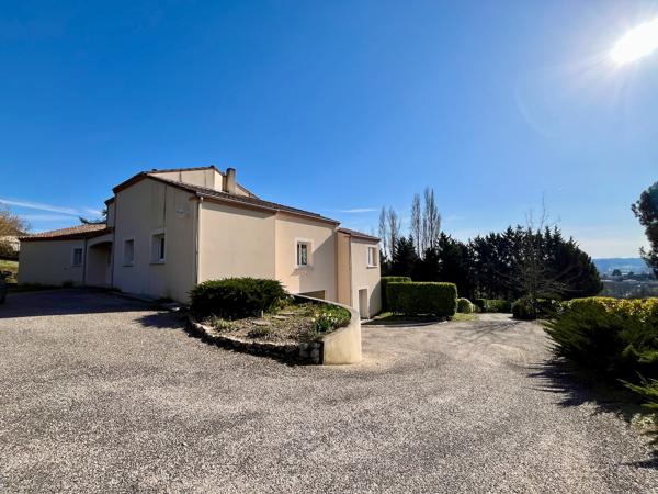 Sur les hauteurs de Villeneuve sur Lot dans un environnement calme et privilégié avec une vue panoramique. Je vous invite à découvrir cette belle maison familiale de 177 m² habitables, implantée sur un terrain de plus de 4 000 m², offrant espace, confort , Villeneuve sur lot