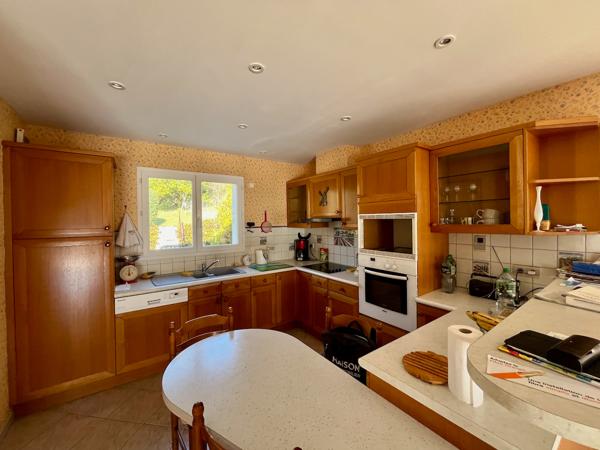 Sur les hauteurs de Villeneuve sur Lot dans un environnement calme et privilégié avec une vue panoramique. Je vous invite à découvrir cette belle maison familiale de 177 m² habitables, implantée sur un terrain de plus de 4 000 m², offrant espace, confort , Villeneuve sur lot