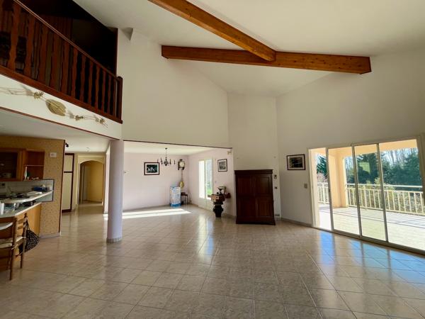Sur les hauteurs de Villeneuve sur Lot dans un environnement calme et privilégié avec une vue panoramique. Je vous invite à découvrir cette belle maison familiale de 177 m² habitables, implantée sur un terrain de plus de 4 000 m², offrant espace, confort , Villeneuve sur lot