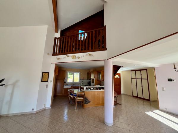 Sur les hauteurs de Villeneuve sur Lot dans un environnement calme et privilégié avec une vue panoramique. Je vous invite à découvrir cette belle maison familiale de 177 m² habitables, implantée sur un terrain de plus de 4 000 m², offrant espace, confort , Villeneuve sur lot