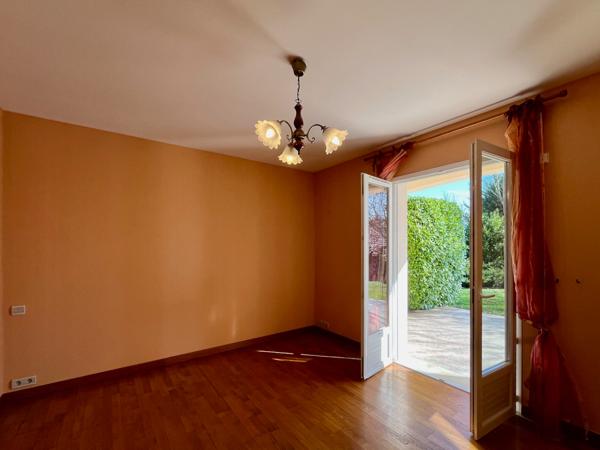 Sur les hauteurs de Villeneuve sur Lot dans un environnement calme et privilégié avec une vue panoramique. Je vous invite à découvrir cette belle maison familiale de 177 m² habitables, implantée sur un terrain de plus de 4 000 m², offrant espace, confort , Villeneuve sur lot