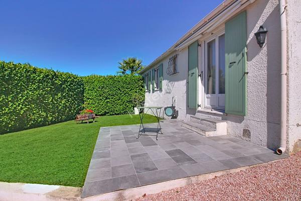 Maison de plain-pied avec piscine 4 pièces 89 m² habitables avec dépendance