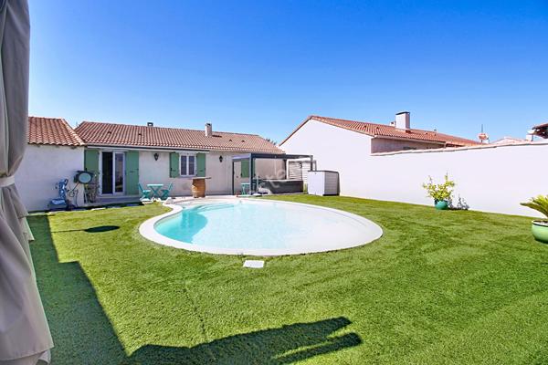 Maison de plain-pied avec piscine 4 pièces 89 m² habitables avec dépendance