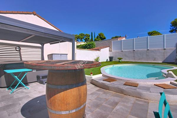 Maison de plain-pied avec piscine 4 pièces 89 m² habitables avec dépendance