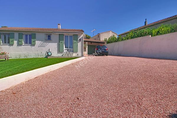 Maison de plain-pied avec piscine 4 pièces 89 m² habitables avec dépendance