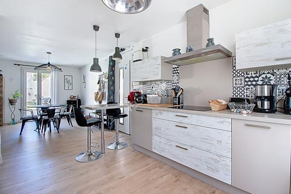 Maison de plain-pied avec piscine 4 pièces 89 m² habitables avec dépendance