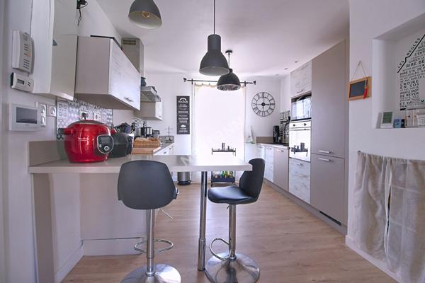 Maison de plain-pied avec piscine 4 pièces 89 m² habitables avec dépendance