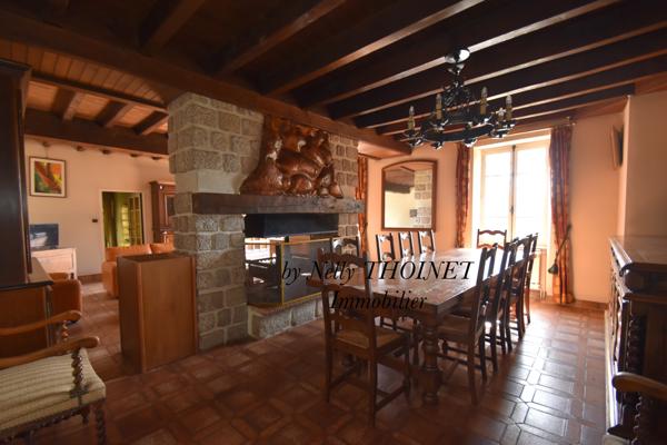Dontreix (23700) Dépt.23. DONTREIX, ANCIEN CORPS DE FERME en pierre, 7 pièces, dépendances, terrain de 8 774 m2