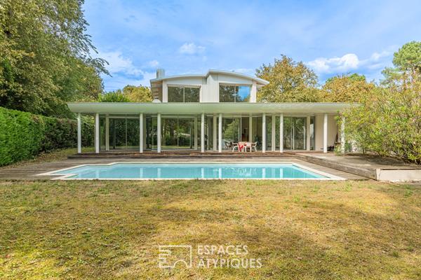 Villa d’architecte avec piscine dans les bois