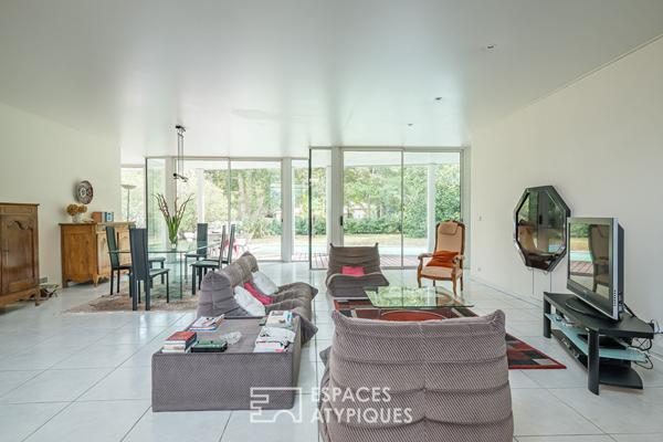 Villa d’architecte avec piscine dans les bois