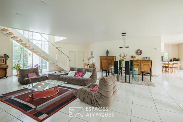 Villa d’architecte avec piscine dans les bois