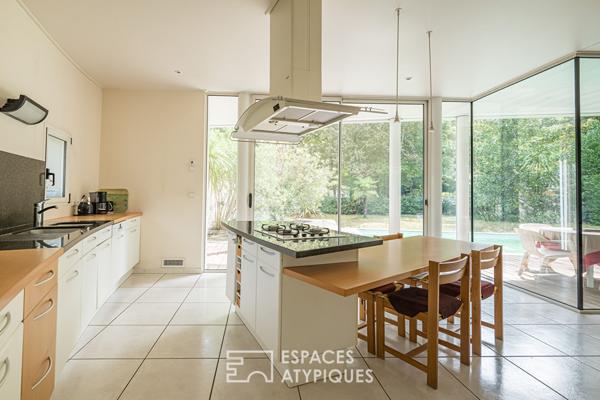 Villa d’architecte avec piscine dans les bois