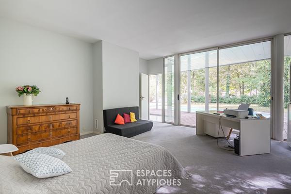 Villa d’architecte avec piscine dans les bois