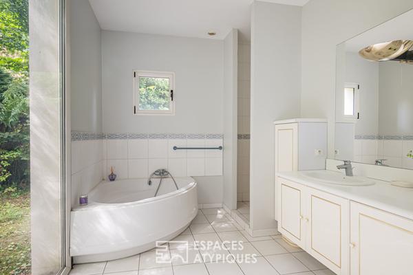 Villa d’architecte avec piscine dans les bois