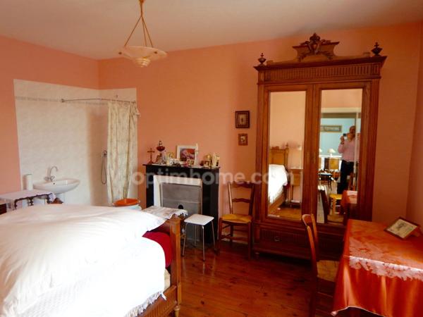 Maison de village en pierre de 6 pièces avec garage.