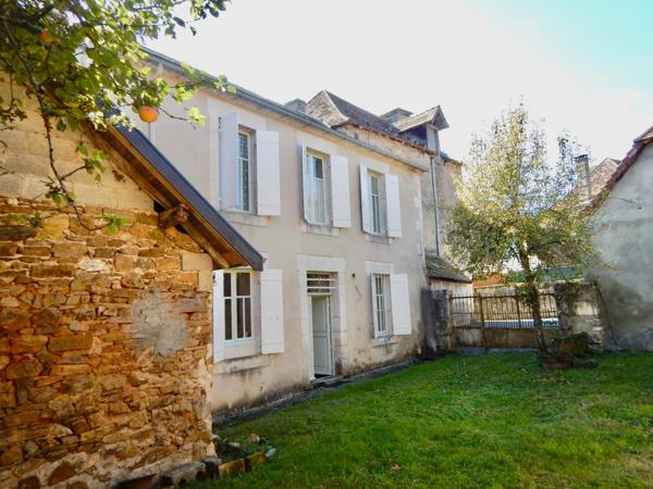 Maison de village en pierre de 6 pièces avec garage.