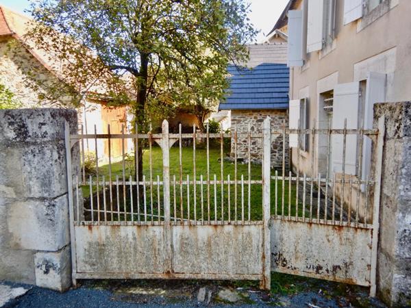 Maison de village en pierre de 6 pièces avec garage.