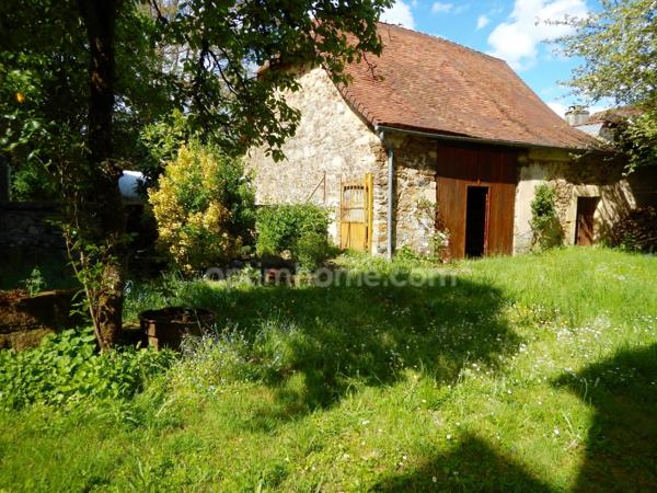 Maison de village en pierre de 6 pièces avec garage.