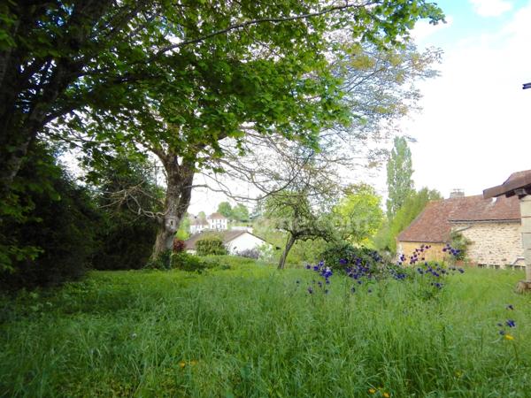 Maison de village en pierre de 6 pièces avec garage.