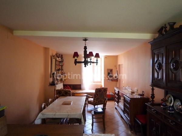 Maison de village en pierre de 6 pièces avec garage.