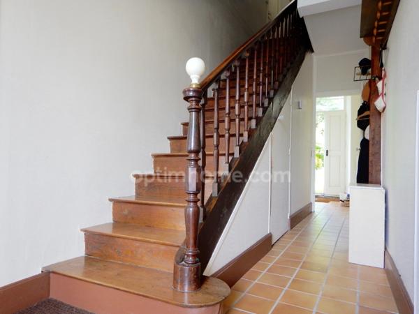 Maison de village en pierre de 6 pièces avec garage.