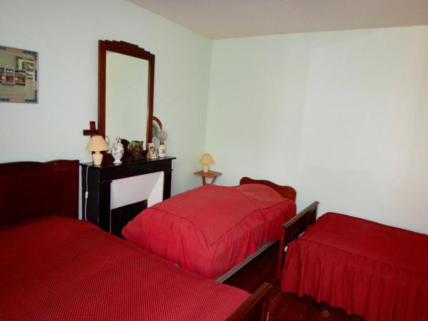 Maison de village en pierre de 6 pièces avec garage.