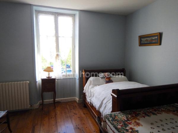 Maison de village en pierre de 6 pièces avec garage.