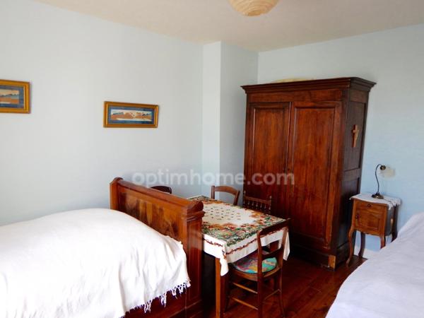 Maison de village en pierre de 6 pièces avec garage.