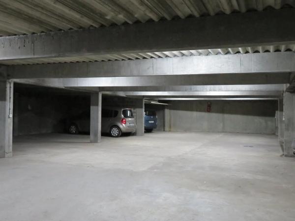 Dans le Centre de LILLE au 172, rue Pierre Mauroy, je suis un parking couvert en rez-de-chaussée.