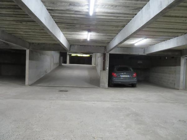 Dans le Centre de LILLE au 172, rue Pierre Mauroy, je suis un parking couvert en rez-de-chaussée.