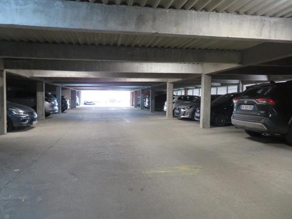 Dans le Centre de LILLE au 172, rue Pierre Mauroy, je suis un parking couvert en rez-de-chaussée.