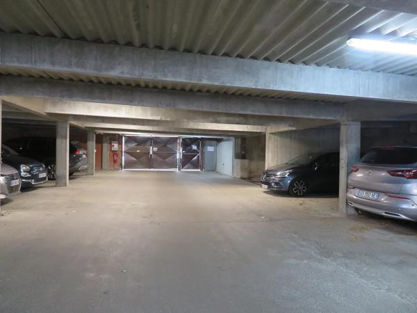 Dans le Centre de LILLE au 172, rue Pierre Mauroy, je suis un parking couvert en rez-de-chaussée.