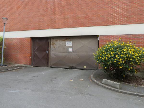 Dans le Centre de LILLE au 172, rue Pierre Mauroy, je suis un parking couvert en rez-de-chaussée.