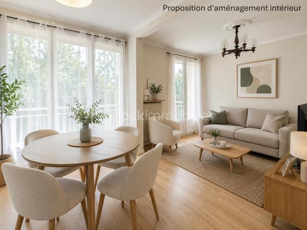 SAINT-MARTIN-D’HÈRES – LIMITE POISAT – T5 TRAVERSANT AVEC BALCON ET CAVE
À proximité immédiate de Poisat, des écoles, commerces et transports, découvrez cet appartement familial de 86,63 m² (Carrez), situé dans la résidence sécurisée et arborée Le Carina, bénéficiant d’un environnement agréable avec espaces verts et jeux pour enfants.
Situé au rez-de-chaussée surélevé (sans ascenseur) et traversant nord-sud, l’appartement offre une distribution fonctionnelle. 
L’entrée avec rangements dessert une cuisine indépendante, prolongée par une loggia, ainsi qu’un séjour ouvrant sur un balcon exposé au sud, sans vis-à-vis direct.
L’espace nuit se compose de quatre chambres, d’une salle d’eau rénovée et de toilettes indépendantes. Une cave de 6,5 m2 complète l’ensemble. Le stationnement est facilité par le parking commun de la résidence (1 place par logement). Le garage de 17 m2 environ (avec électricité) est situé juste en dessous de l’appartement et peut être acquis en supplément.
Côté confort, le logement dispose de la fibre, d’un chauffage individuel au gaz, de menuiseries PVC double vitrage récentes.
Bien entretenu, l’appartement peut être modulé (agrandissement de la pièce de vie en utilisant une chambre) et nécessite quelques travaux de rafraîchissement. Une base saine et un beau potentiel pour créer un intérieur personnalisé, adapté aux besoins d’une famille.
Charges de copropriété : environ 1 200 € par an pour l’appartement. La taxe foncière est de 1850 euros environ (garage compris).