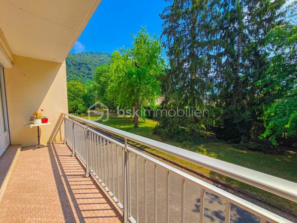 SAINT-MARTIN-D’HÈRES – LIMITE POISAT – T5 TRAVERSANT AVEC BALCON ET CAVE
À proximité immédiate de Poisat, des écoles, commerces et transports, découvrez cet appartement familial de 86,63 m² (Carrez), situé dans la résidence sécurisée et arborée Le Carina, bénéficiant d’un environnement agréable avec espaces verts et jeux pour enfants.
Situé au rez-de-chaussée surélevé (sans ascenseur) et traversant nord-sud, l’appartement offre une distribution fonctionnelle. 
L’entrée avec rangements dessert une cuisine indépendante, prolongée par une loggia, ainsi qu’un séjour ouvrant sur un balcon exposé au sud, sans vis-à-vis direct.
L’espace nuit se compose de quatre chambres, d’une salle d’eau rénovée et de toilettes indépendantes. Une cave de 6,5 m2 complète l’ensemble. Le stationnement est facilité par le parking commun de la résidence (1 place par logement). Le garage de 17 m2 environ (avec électricité) est situé juste en dessous de l’appartement et peut être acquis en supplément.
Côté confort, le logement dispose de la fibre, d’un chauffage individuel au gaz, de menuiseries PVC double vitrage récentes.
Bien entretenu, l’appartement peut être modulé (agrandissement de la pièce de vie en utilisant une chambre) et nécessite quelques travaux de rafraîchissement. Une base saine et un beau potentiel pour créer un intérieur personnalisé, adapté aux besoins d’une famille.
Charges de copropriété : environ 1 200 € par an pour l’appartement. La taxe foncière est de 1850 euros environ (garage compris).